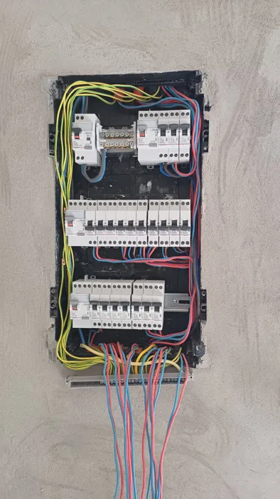 J'ai 2ans d'expérience dans le domaine d'électricité Bâtimen