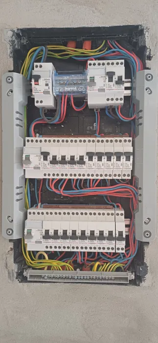 J'ai 2ans d'expérience dans le domaine d'électricité Bâtimen