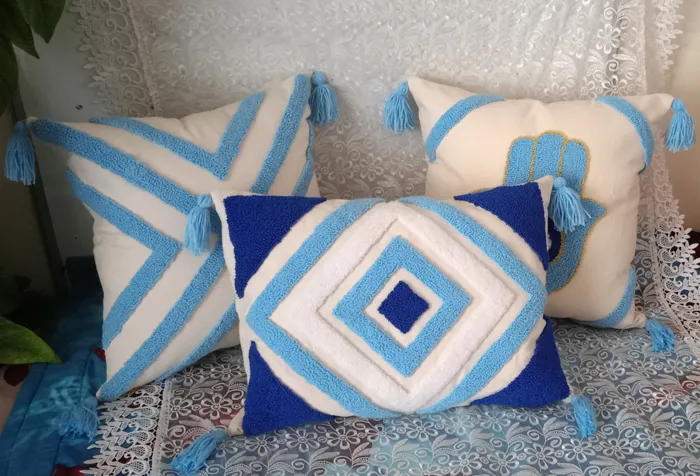 السلام عليكم
 انا نخدم مخاد للتزيين 
Coussin décoratif pun