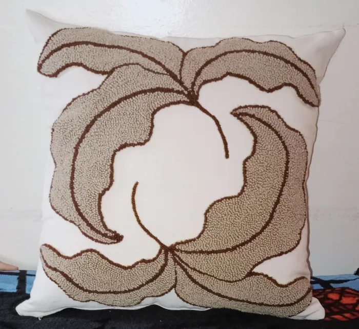 السلام عليكم
 انا نخدم مخاد للتزيين 
Coussin décoratif pun