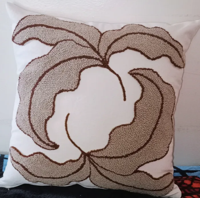 السلام عليكم
 انا نخدم مخاد للتزيين 
Coussin décoratif pun