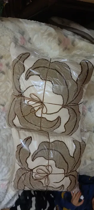 السلام عليكم
 انا نخدم مخاد للتزيين 
Coussin décoratif pun