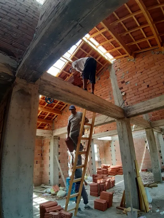 Tous travaux de charpente en bois et pousse de tuilles