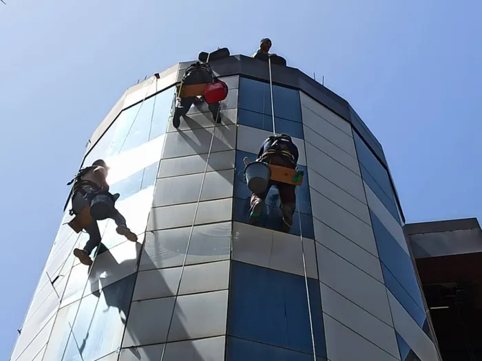 Nettoyage des façades , cordists pour toutes travaux en haut