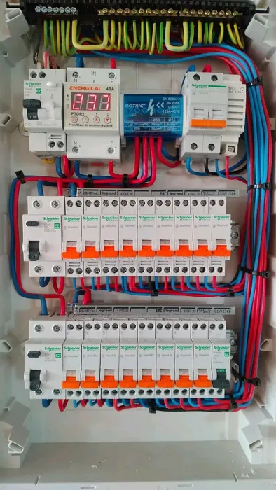 السلام عليكم متخصص في الكهرباء المعمارية Électriciens 
كهرب