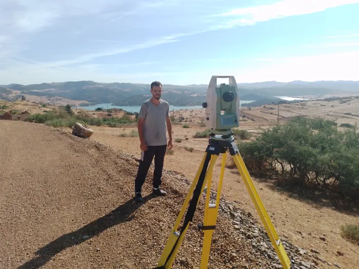 السلام عليكم 
Je suis un technicien topographe 
12 ans d'e