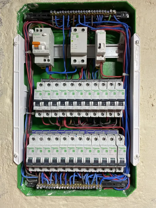 -Électricien batiment 
كهربائي معماري🪛⚡🔧🧰
 (منازل.عمارا