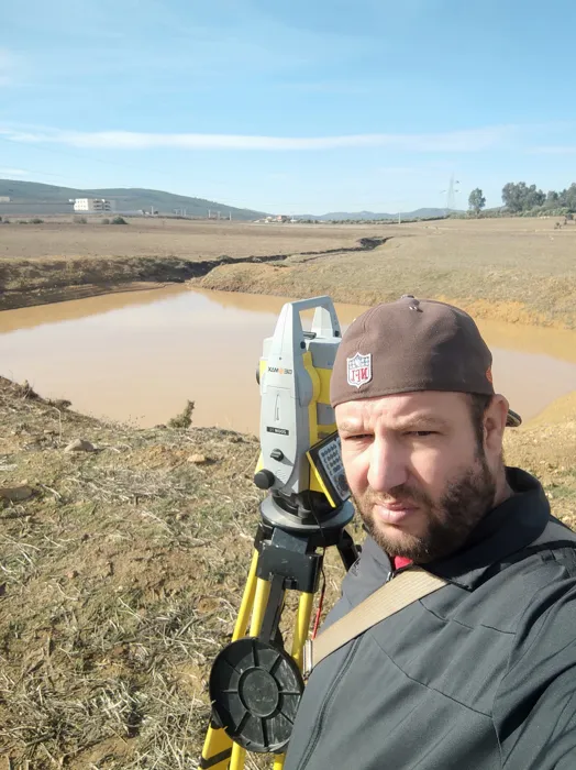 J'ai 10 ans d'expérience dans le domaine de la topographie. 