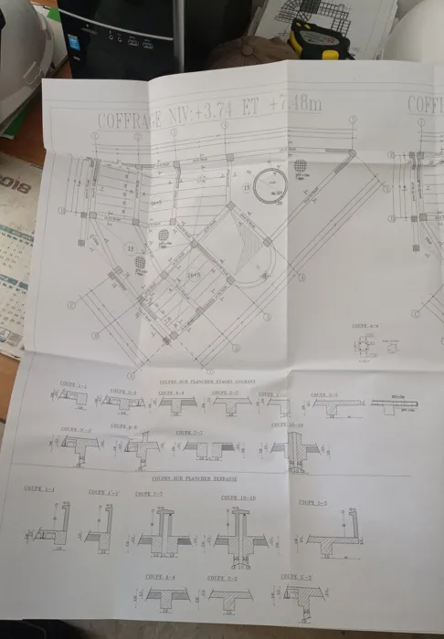 J'ai un an d'expérience en architecture. Je peux fournir des