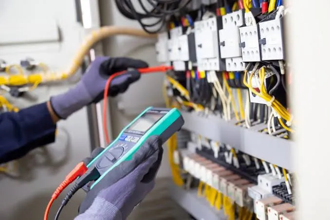 Technicien supérieur électrotechnique Électricien industriel