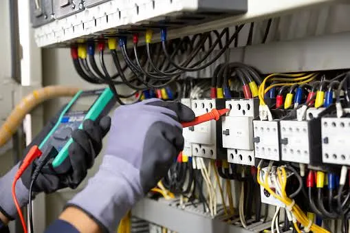 Technicien supérieur électrotechnique Électricien industriel