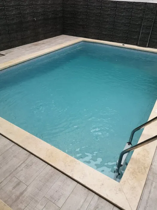 Je suis spécialiste dans le domaine des piscines (installati