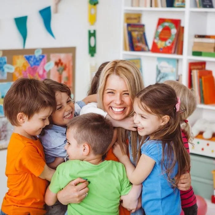 Bonjour 
Je suis une nourisse jai 45ans une maman educatris