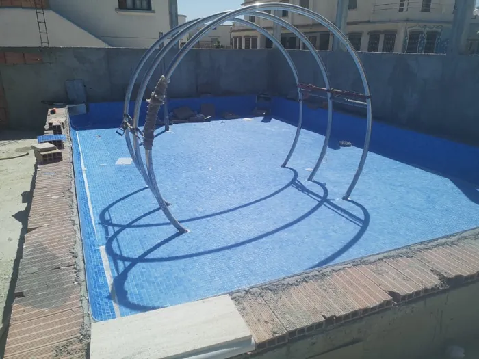 Je suis spécialiste dans le domaine des piscines (installati