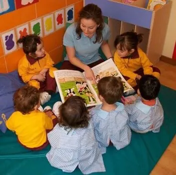 Bonjour 
Je suis une nourisse jai 45ans une maman educatris